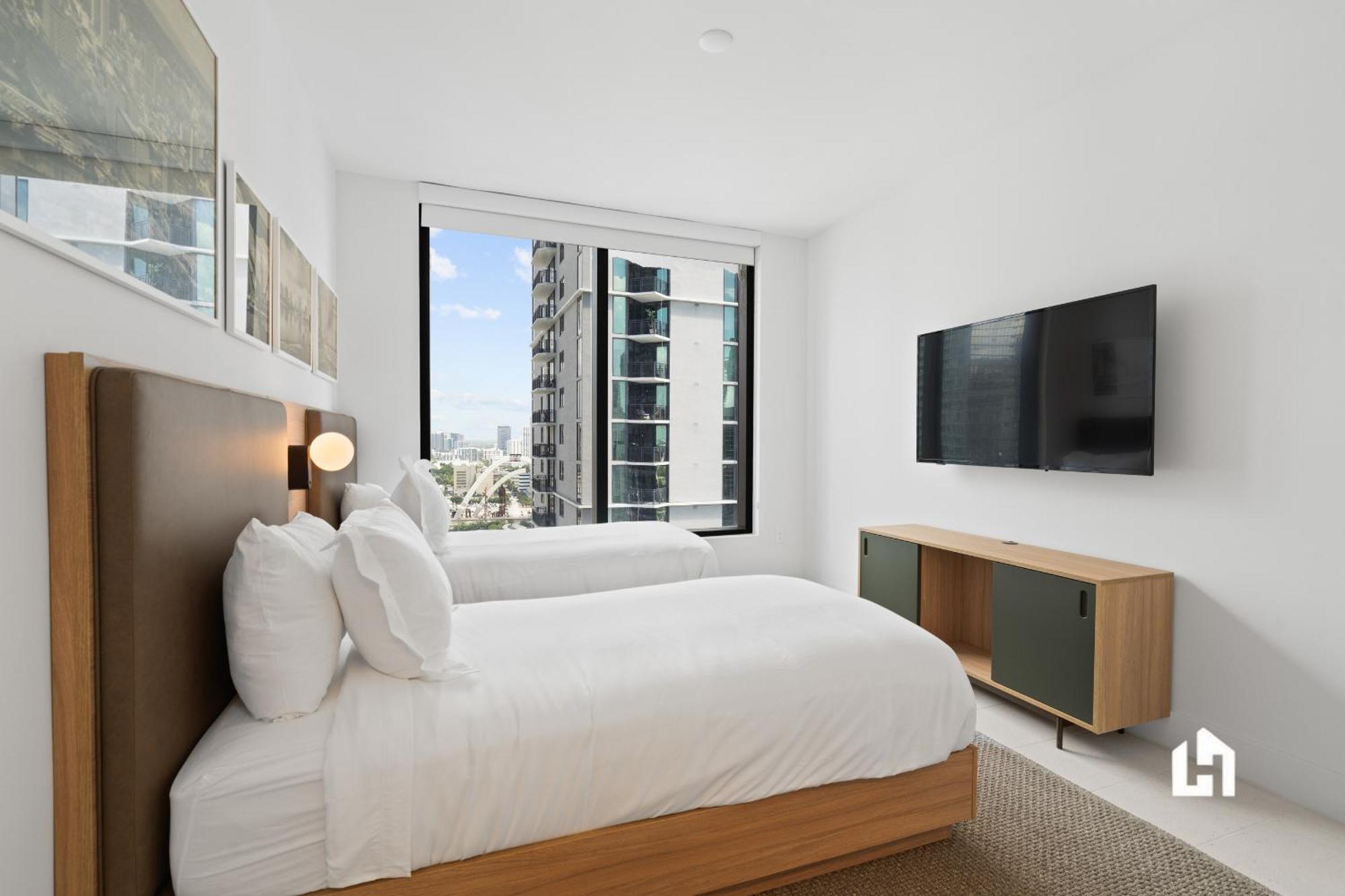 Stylish With Partial Ocean Views In Downtown! Appartement