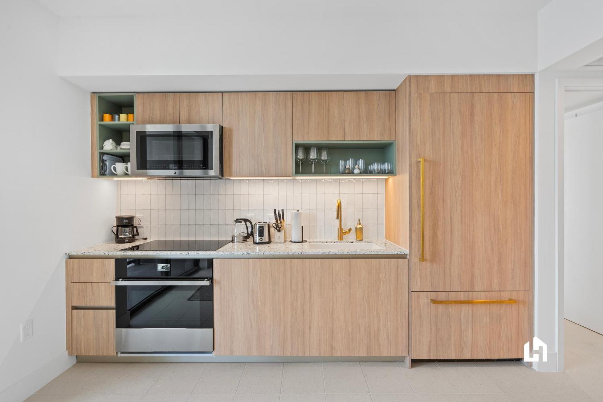 Stylish With Partial Ocean Views In Downtown! Appartement