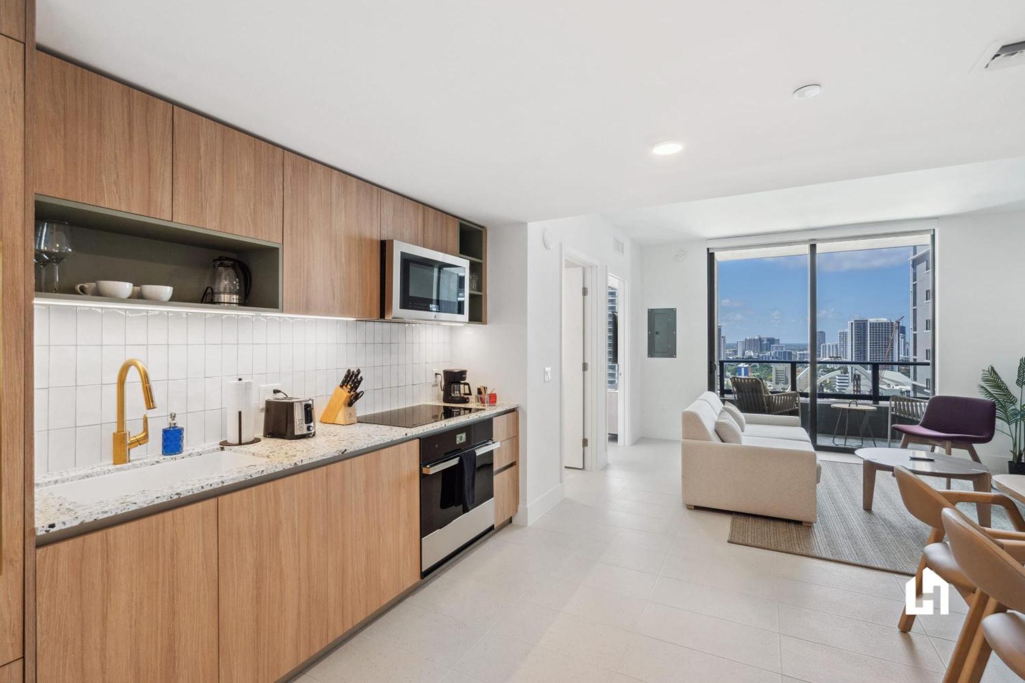 Stylish With Partial Ocean Views In Downtown! Appartement