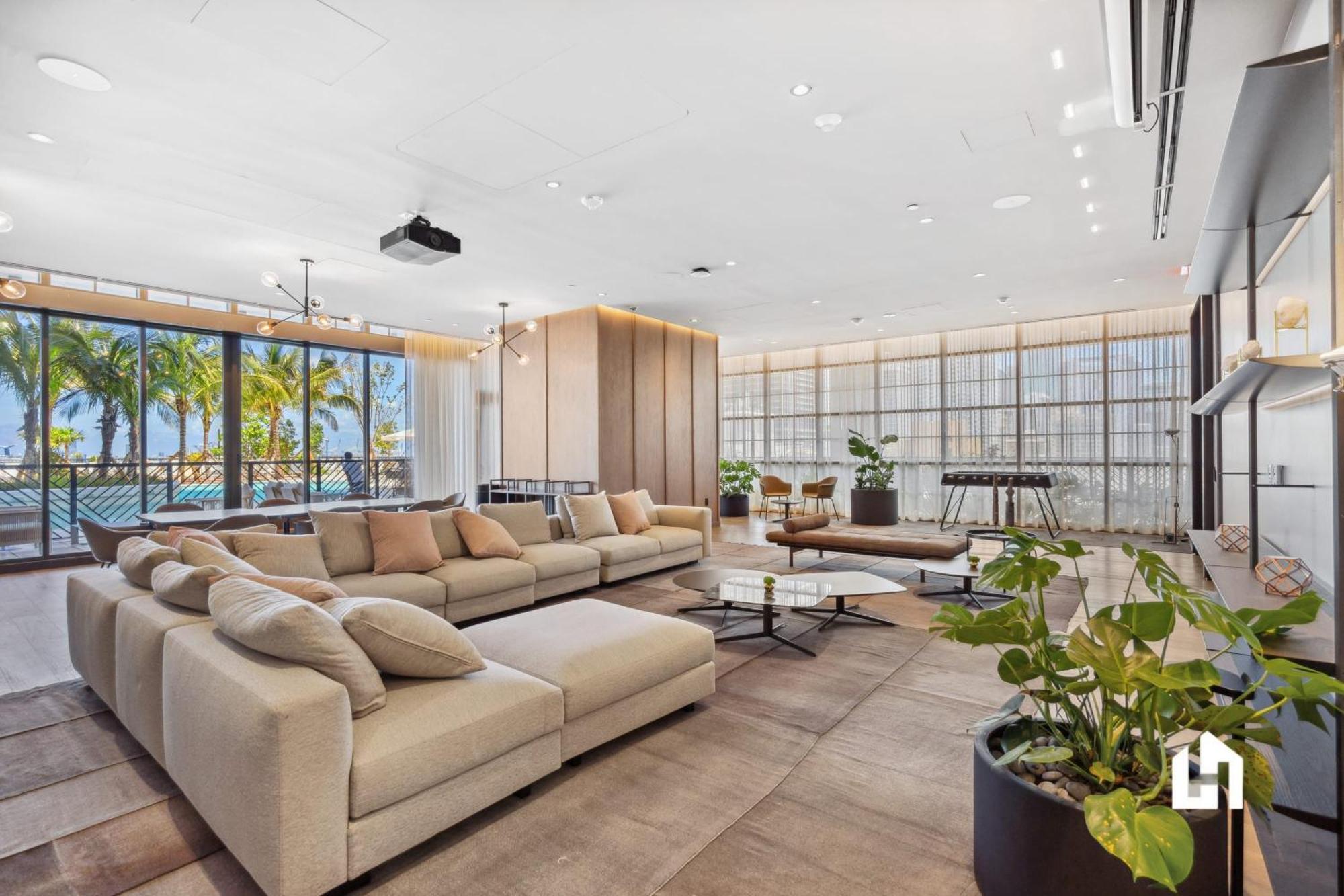 Stylish With Partial Ocean Views In Downtown! Miami